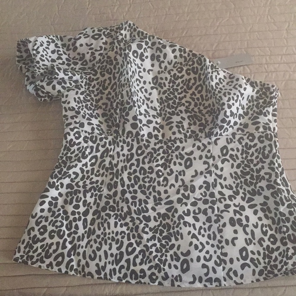 Black and white animal print of the shoulder